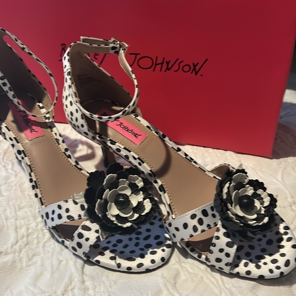 New in Box Betsy Johnson Mea Dalmatian heels Ankle Strap Flower Accent Size 8 - Picture 6 of 6